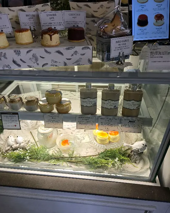 치플레 쇼케이스 내부 모습, 다양한 종류의 치즈케이크와 푸딩 등이 진열되어 있음