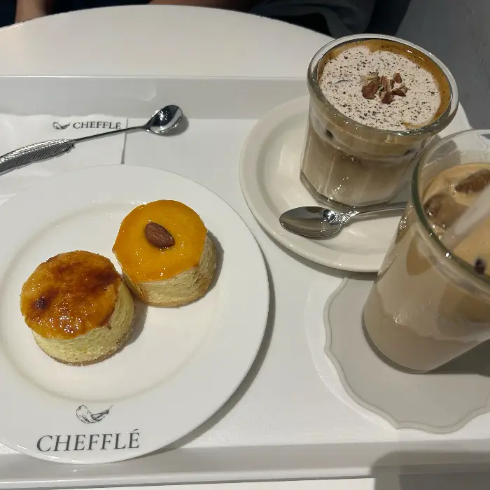 치플레와 브륄레, 그리고 아이스 라떼가 담긴 트레이