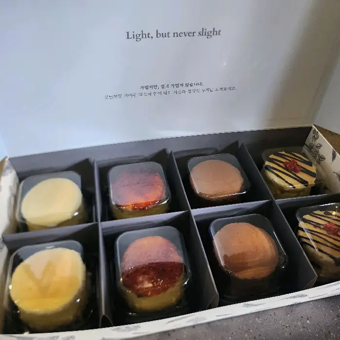 다양한 맛의 치플레 케이크들이 담긴 상자