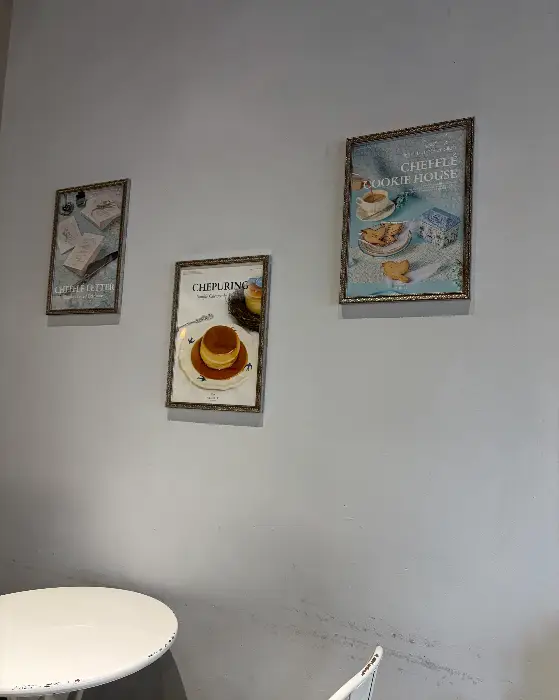 치플레 케이크와 커피잔, 테이블 세팅