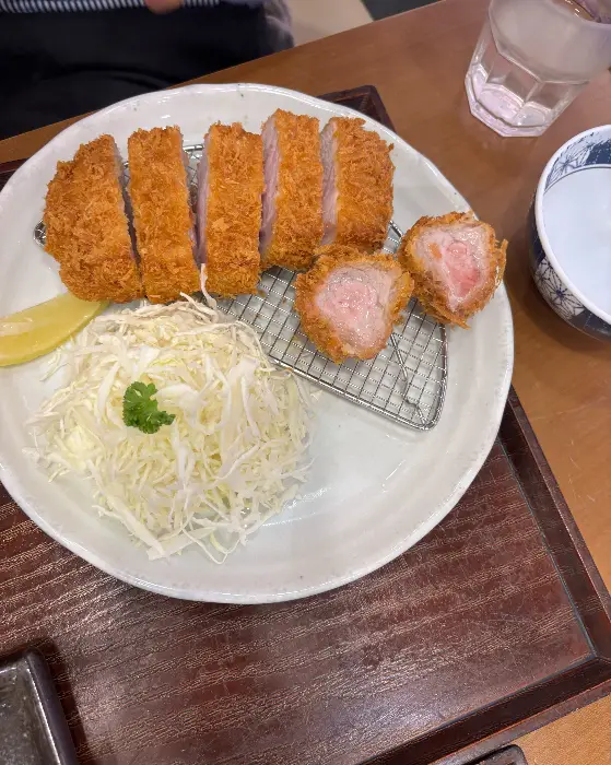 잘 익은 안심 돈까스 단면