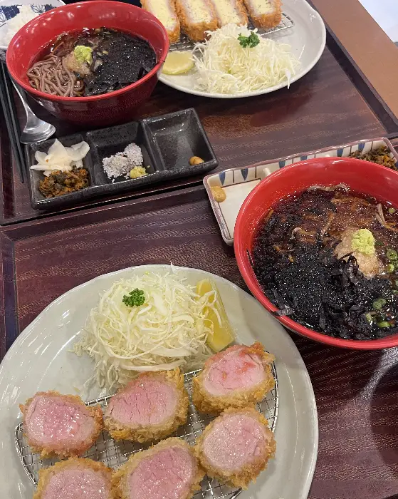 돈까스와 곁들임 메뉴