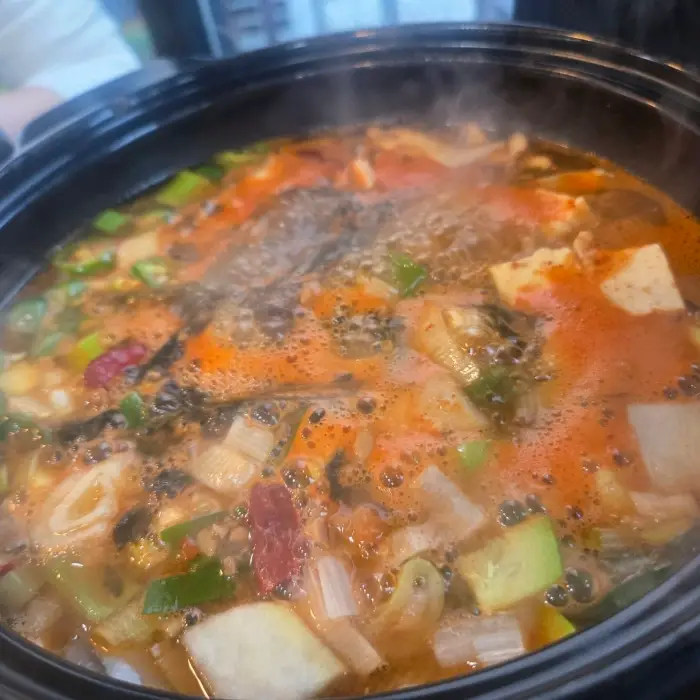 김이 모락모락 나는 얼큰한 된장찌개