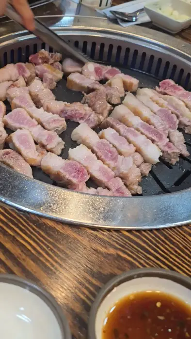 능숙한 솜씨로 삼겹살을 굽고 있는 직원