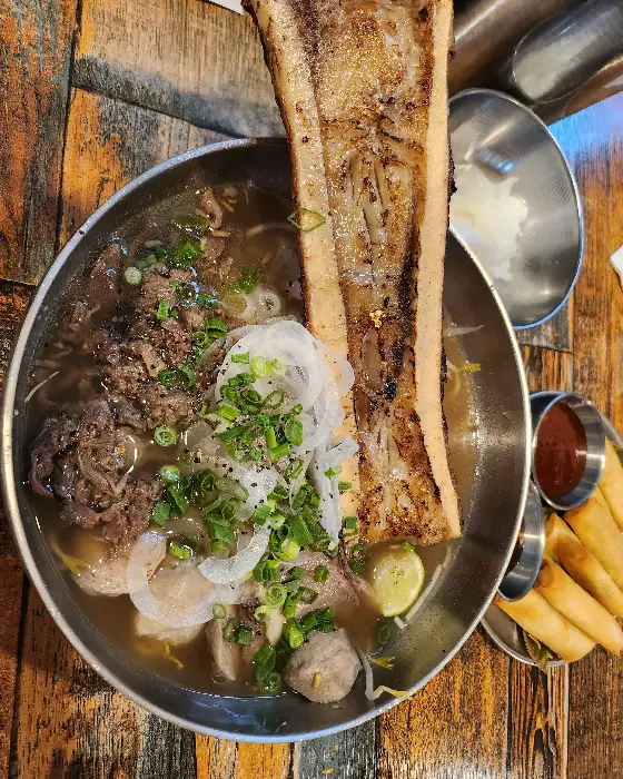 다양한 메뉴가 차려진 테이블