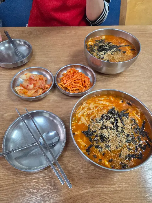 정갈하게 차려진 장칼국수와 반찬