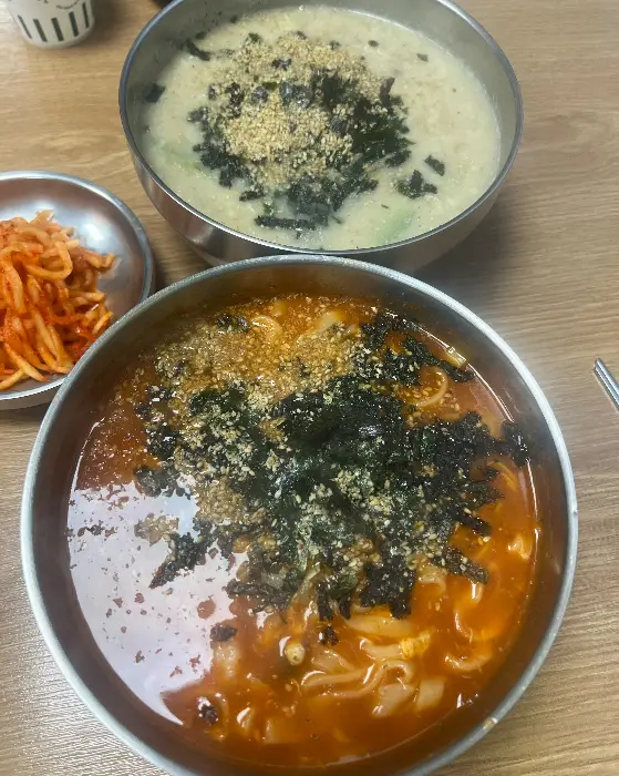 들깨옹심이 칼국수와 장칼국수 함께 나온 모습