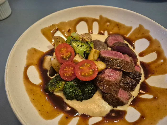 스테이크와 연근칩