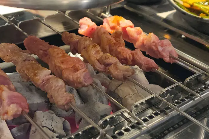 잘 구워지고 있는 양꼬치들