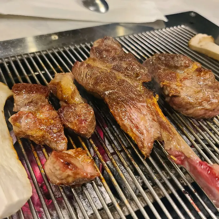 불판 위에서 익어가는 양갈비와 양꼬치