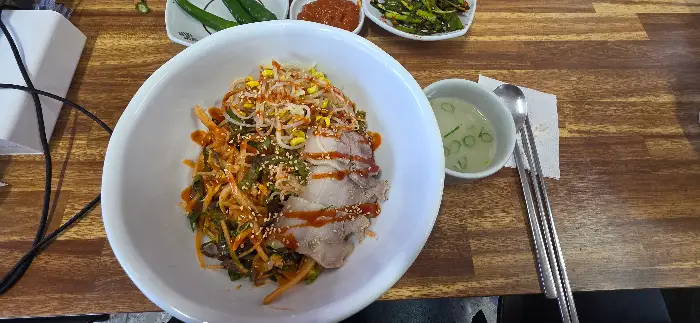 비빔국수와 반찬 구성