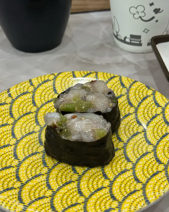 화려한 패턴의 접시에 담긴 회전초밥