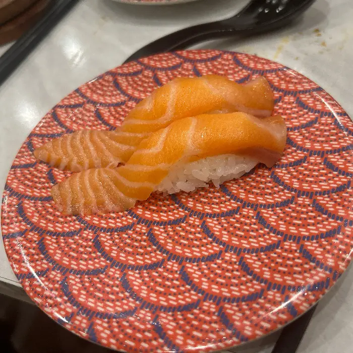 두툼한 연어회가 올라간 연어초밥