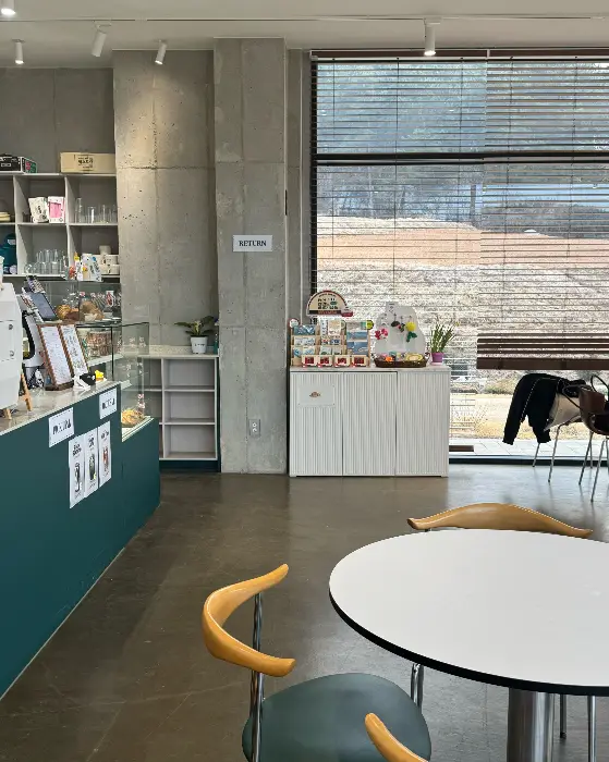 카페 산후리 내부 인테리어 - 모던하고 따뜻한 감성