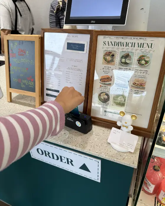 카페 산후리 주문대 - 메뉴 안내판