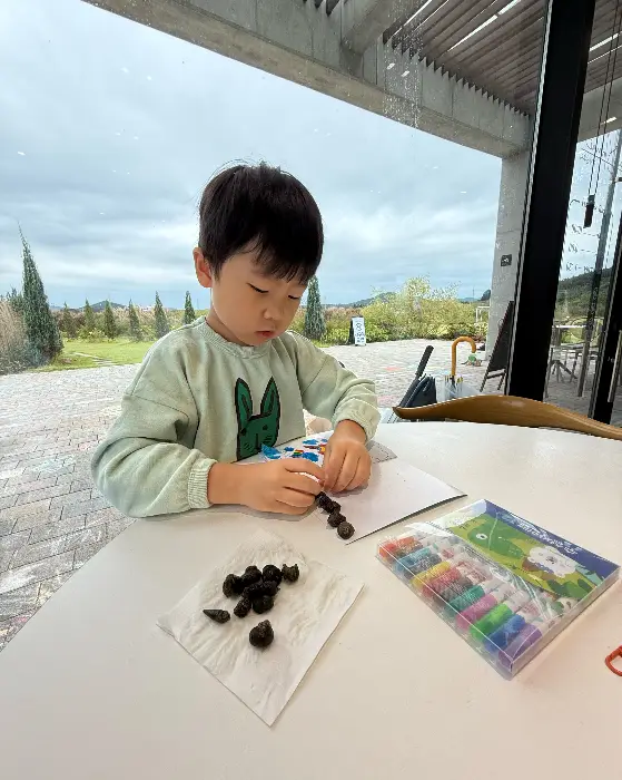 카페 산후리 기념품 판매 공간