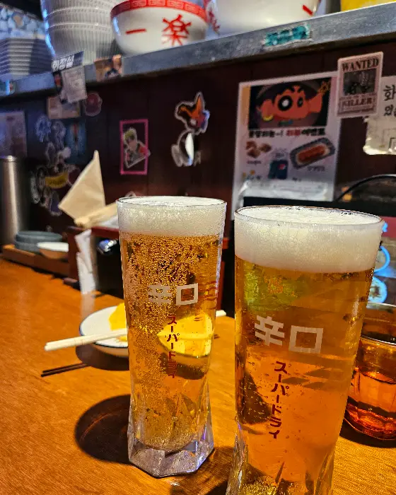 짱구 캐릭터가 그려진 귀여운 그릇에 담긴 미소라멘