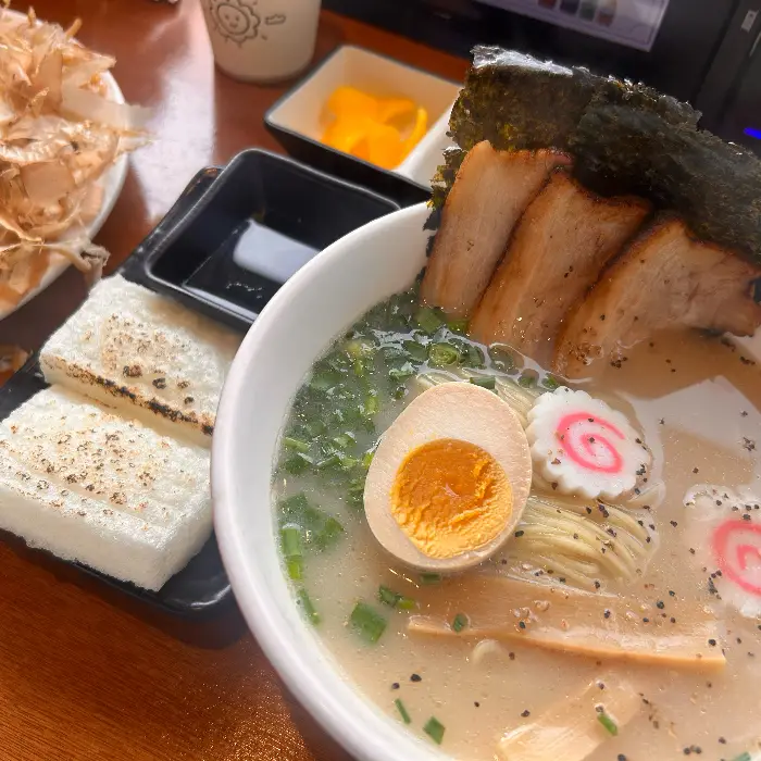 두툼한 차슈와 부드러운 계란이 올라간 일락 라멘