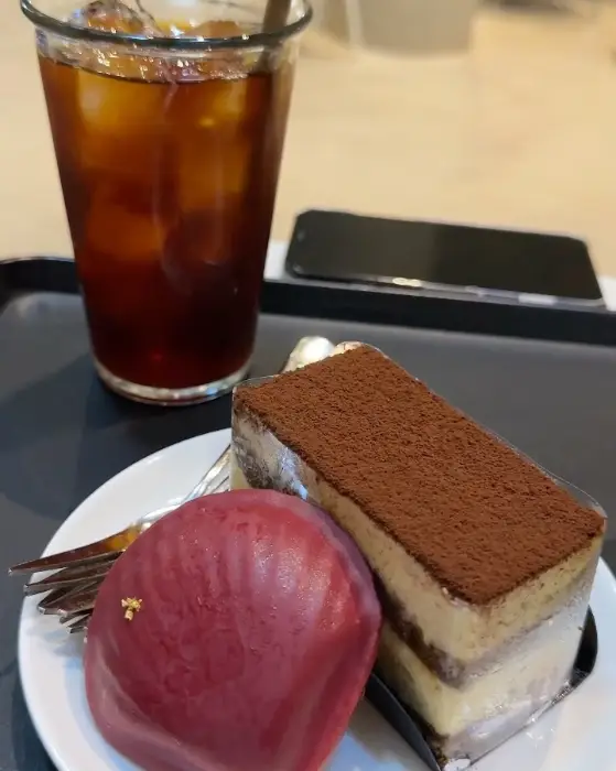 진한 아이스 아메리카노와 초콜릿 티라미수 케이크