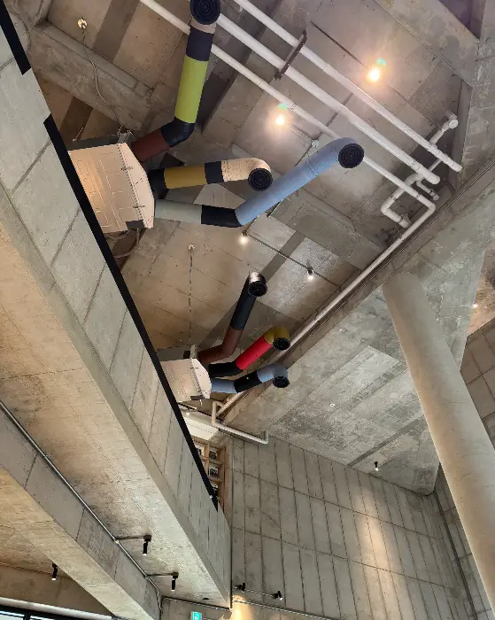 천장에 설치된 독특한 디자인의 배관들