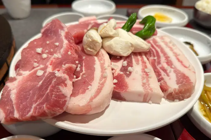 접시에 푸짐하게 담겨 나온 생갈매기살 덩어리