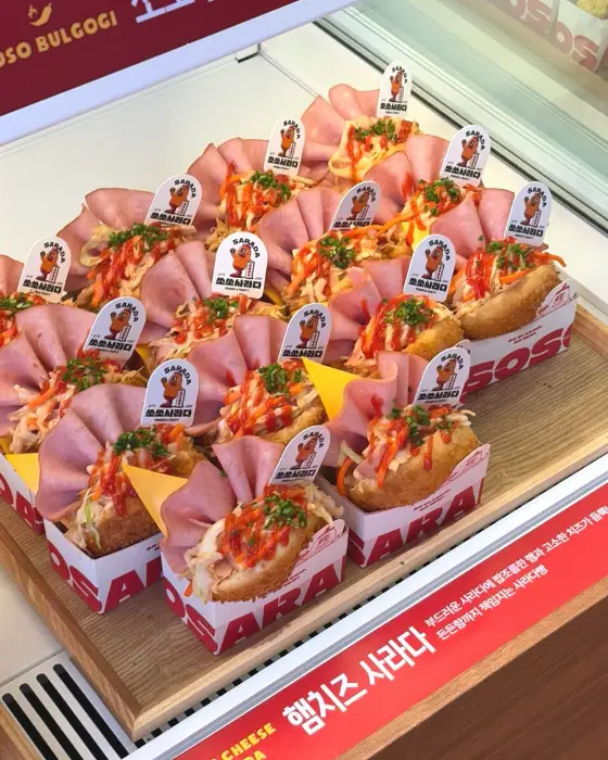 햄버거와 핫도그 스타일의 사라다빵