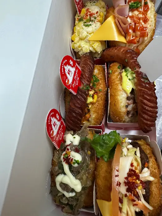 상자에 담긴 다양한 종류의 사라다빵