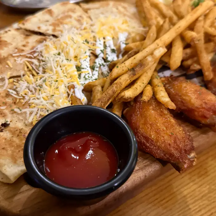 바삭한 감자튀김과 윙