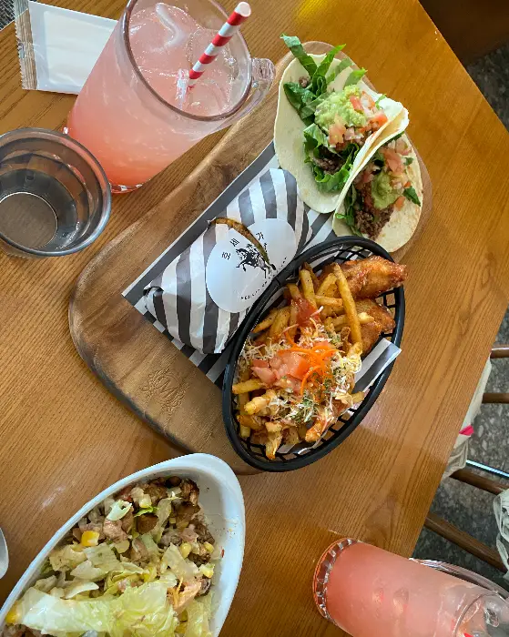 다양한 메뉴가 한 상 차려진 모습