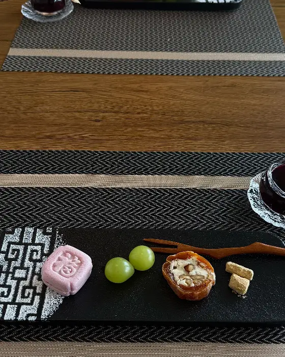 김을 뭉쳐서 그 위에 밥을 올리고 고추장을 얹은 모습. 손에 들고 있는 모습으로, 밥알이 살아있고 김의 질감이 잘 보인다.