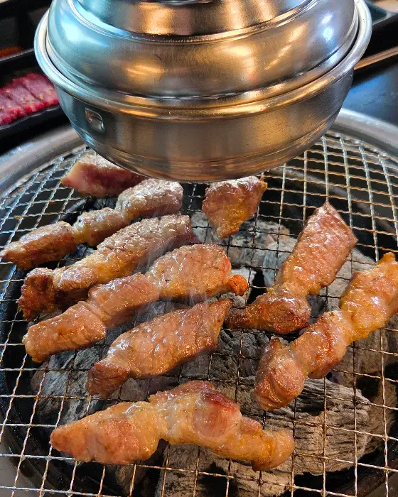 숯불 위에서 맛있게 익어가는 삼겹살