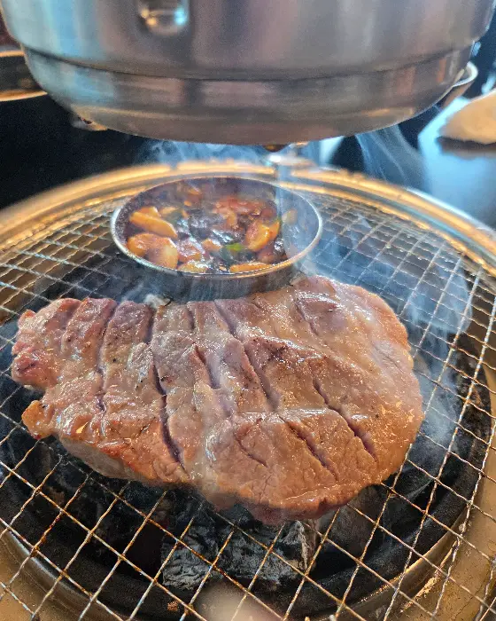 숯불 위에서 지글거리는 고기