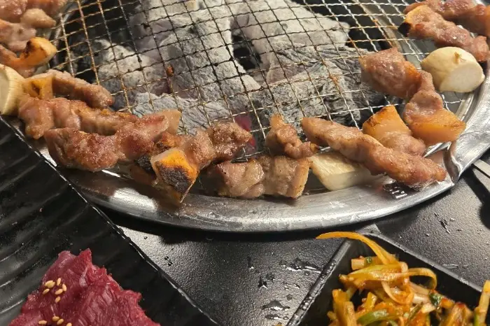 맛있게 구워진 고기 조각들