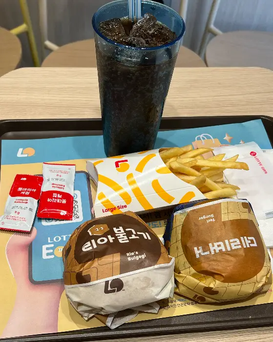 햄버거, 감자튀김, 음료 세트