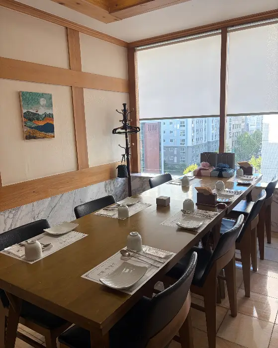 부산 석화 한정식의 룸 내부