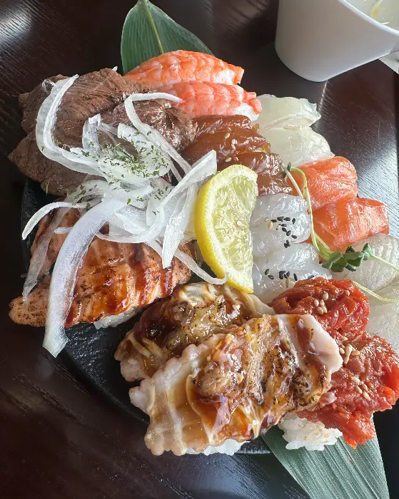 다양한 종류의 스시 한 판