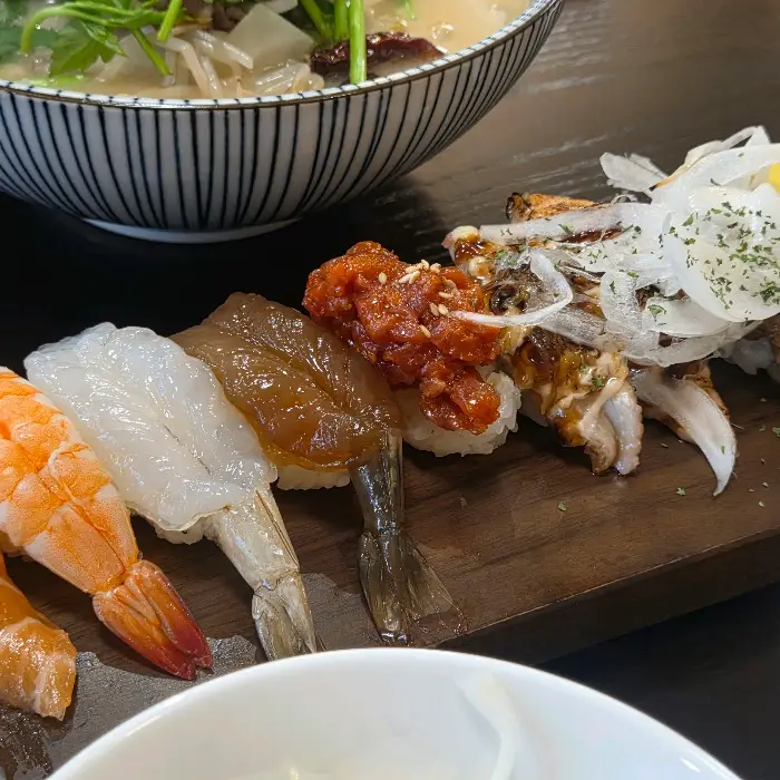 다양한 스시의 근접 사진