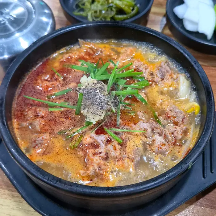 해장국 국물 시식 모습