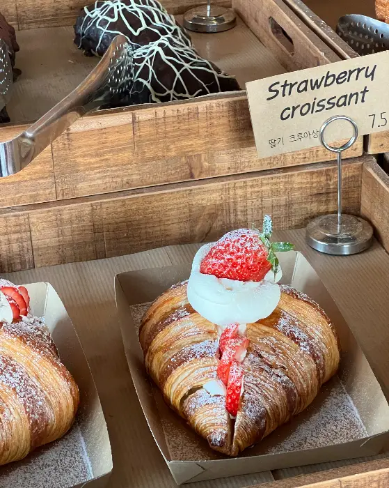 먹음직스러운 비주얼의 딸기 크로플