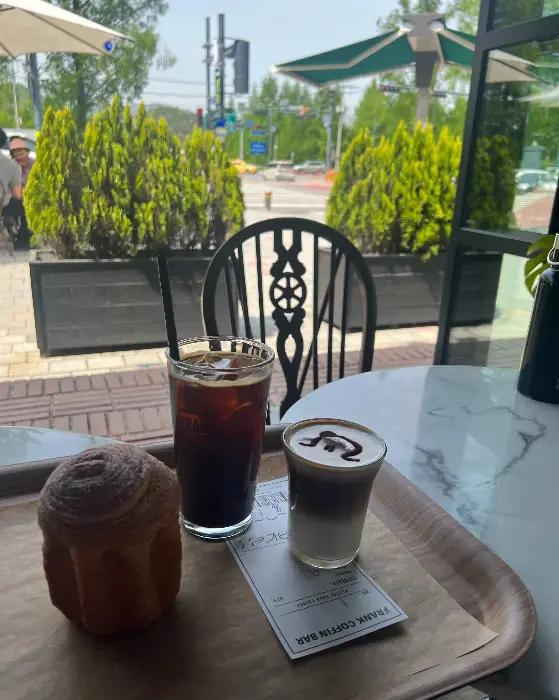 야외 테라스에서 즐기는 커피와 디저트