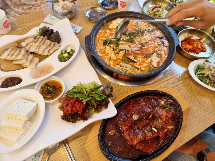갈비찜과 곁들여 나온 순두부찌개와 밑반찬