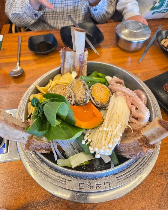 다양한 재료가 듬뿍 들어있는 갈비찜 냄비