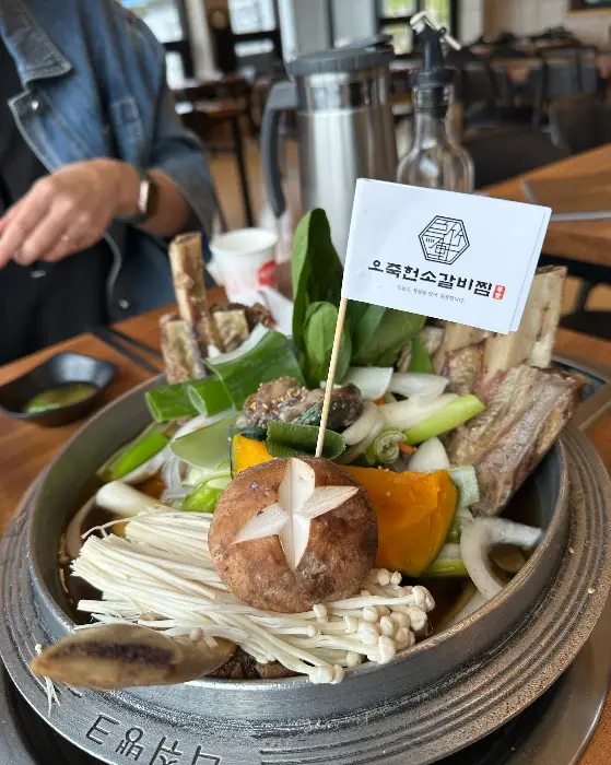 갈비찜 냄비 위에 꽂힌 상호명 깃발