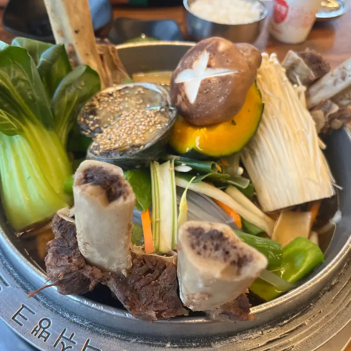 갈비찜 속의 부드러운 갈비와 야채