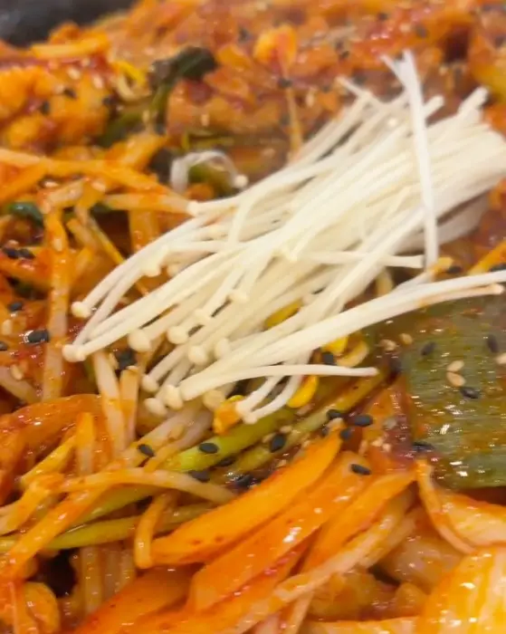 메인 요리에 곁들여 나온 버섯과 채소들