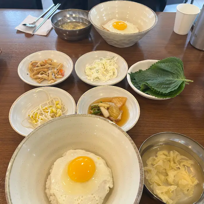계란밥과 각종 반찬, 국물 사진