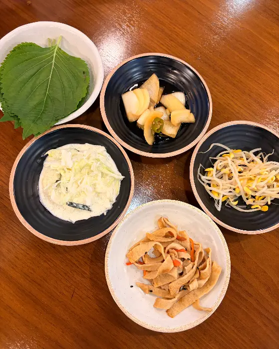 다양한 종류의 밑반찬들