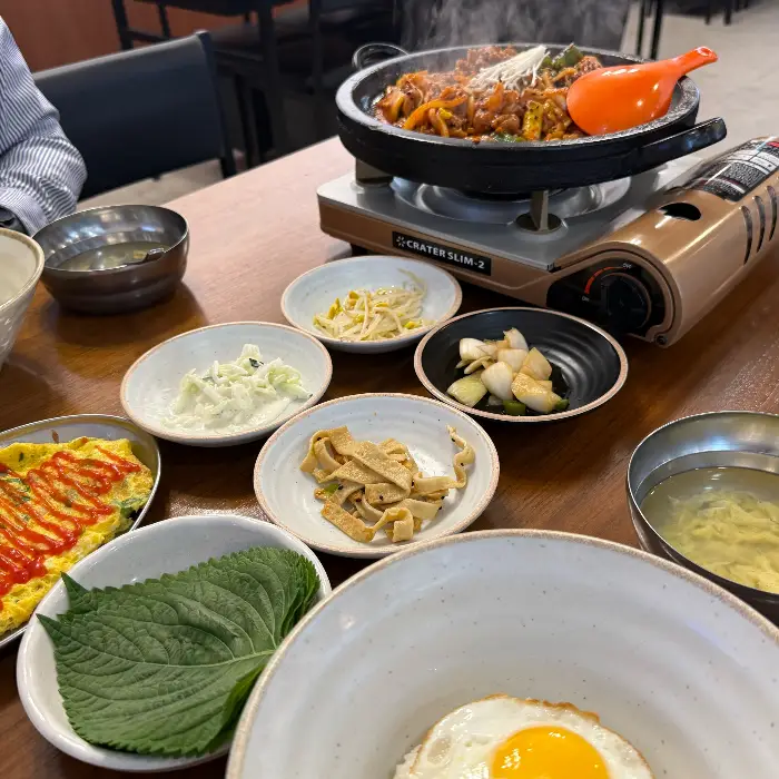 테이블에 차려진 푸짐한 한상차림