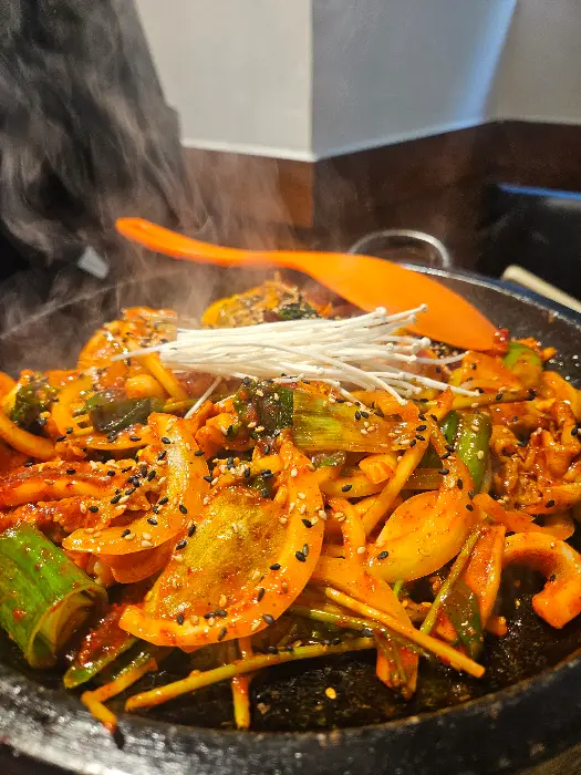 볶음밥 재료와 함께 비벼진 볶음밥