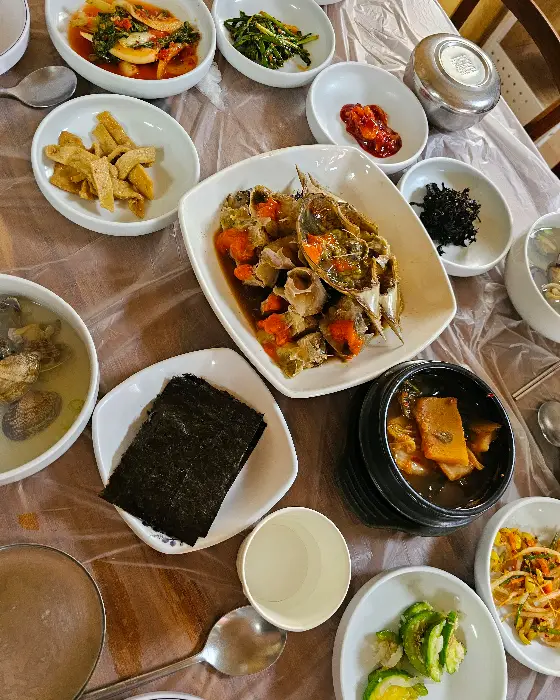 식탁에 놓인 여러 가지 찬들과 메인 요리